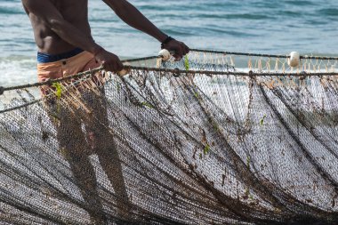 Kimliği belirsiz bir balıkçının balık ağını çektiği yarım ceset. Deniz ürünleri, hobi. Brezilya