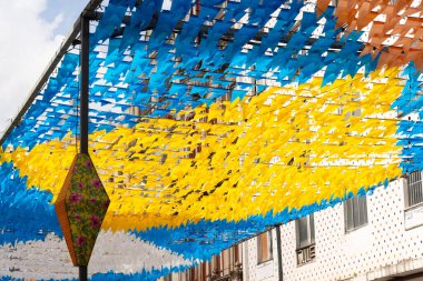 Saint John festivali için dekoratif flamalar, binaların arasına asılmış ve renkli. Pelourinho 'da Haziran festivali.