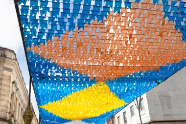 Saint John festivali için dekoratif flamalar, binaların arasına asılmış ve renkli. Pelourinho 'da Haziran festivali.
