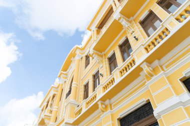 Salvador, Bahia, Brezilya - 07 Haziran 2025: Brezilya 'nın Salvador şehrinin tarihi merkezinde yer alan Tira Chapeu adlı bina ve restoranın ön cephesi.