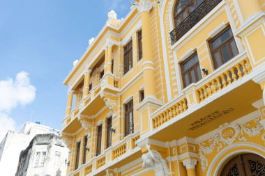 Salvador, Bahia, Brezilya - 07 Haziran 2025: Brezilya 'nın Salvador şehrinin tarihi merkezinde yer alan Tira Chapeu restoranının cephesi.