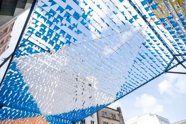 Haziran festivalinin renkli bayraklarla süslenmesi. Üstte plastik nesneler var. Pelourinho, Brezilya.