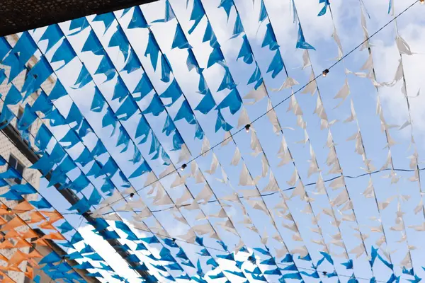 Saint John festivali için dekoratif flamalar, binaların arasına asılmış ve renkli. Pelourinho 'da Haziran festivali.