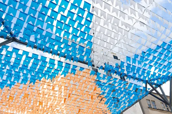 Haziran festivalinin renkli bayraklarla süslenmesi. Üstte plastik nesneler var. Pelourinho, Brezilya.