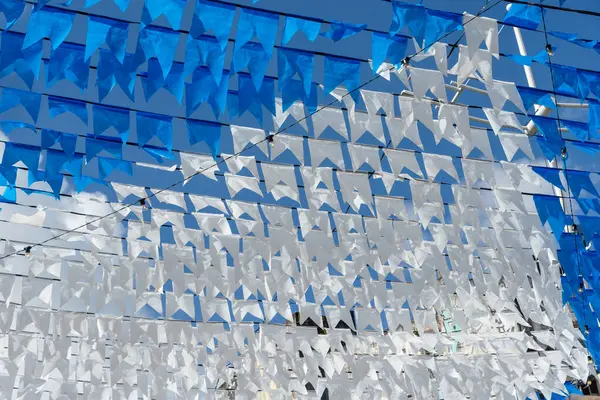 Saint John festivali için dekoratif flamalar, binaların arasına asılmış ve renkli. Pelourinho 'da Haziran festivali.