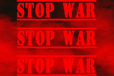 Üç cümle yazıldı. Savaşı kırmızı harflerle durdurun. İllüzyon. Siyah arka plan. Yazı tipi