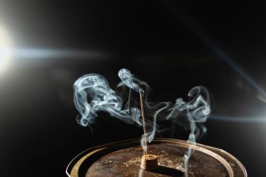 Beyaz duman dalgaları, siyah arka planda izole edilmiş tütsü dumanı. Stüdyo çekimi.