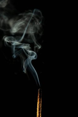 Grafik tasarımı için arka planda tütsü dumanı. Stüdyo çekimi.