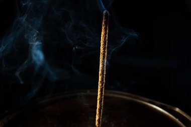 Yumuşak mavi tonlarda tütsü dumanı. Stüdyo çekimi.