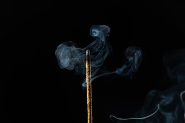 Esmer arka planda tütsü tütsülerinin yakın plan görüntüsü. Stüdyo çekimi.