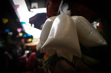 Yerel bir markette satılık olarak tavandan sarkan un çuvalları. Sağlıklı, geleneksel yemekler. Mutfak