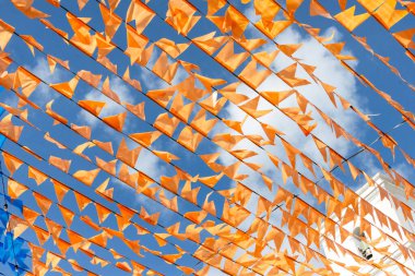 Saint John festivali için dekoratif flamalar, binaların arasına asılmış ve renkli. Pelourinho 'da Haziran festivali.