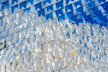 Saint John festivali için dekoratif flamalar, binaların arasına asılmış ve renkli. Pelourinho 'da Haziran festivali.