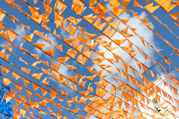 Saint John festivali için dekoratif flamalar, binaların arasına asılmış ve renkli. Pelourinho 'da Haziran festivali.