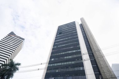 Salvador, Bahia, Brezilya - 20 Haziran 2025: Yağmurlu bir günde yüksek binaların manzarası ve Bahia 'nın Salvador kentindeki bulutlu gökyüzü.