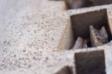 Geometrik tasarımlı bir beton duvarın dokusu. Tam kare. Çimento grisi. Projeler için arka plan. Soyut