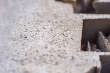 Geometrik tasarımlı bir beton duvarın dokusu. Tam kare. Çimento grisi. Projeler için arka plan. Soyut