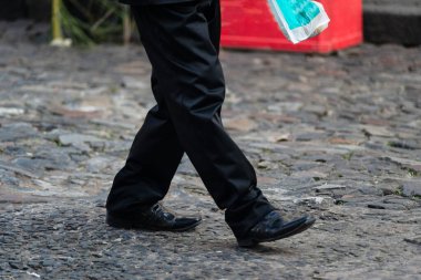 Kimliği belirsiz birinin kaldırım taşı caddesinde yürümesi. Yaya geliyor..