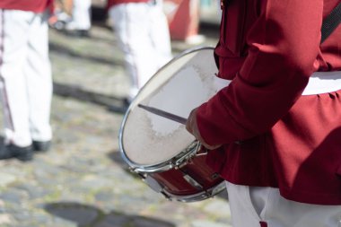 Sokak kutlamaları sırasında dans edip dans eden kimliği belirsiz genç öğrencilerin yarısı. Pelourinho, Brezilya.