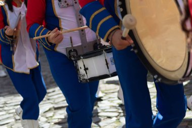 Salvador, Bahia, Brezilya - 2 Temmuz 2025: Devlet okulu öğrencileri Pelourinho, Salvador, Brezilya 'da düzenlenen bir Bahia bağımsızlık sivil geçidi sırasında müzik aleti çalarken görüldü.
