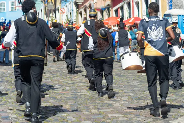 Salvador, Bahia, Brezilya - 2 Temmuz 2025: Devlet okulu öğrencileri Pelourinho, Salvador, Brezilya 'da düzenlenen bir Bahia bağımsızlık sivil geçidi sırasında müzik aleti çalarken görüldü.