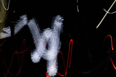 Siyah zemin üzerinde geometrik elementler ve renkli çizgiler olan soyut bir arkaplan. Copyspace konsepti. Fotoğraf efekti.