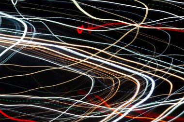 Siyah zemin üzerinde geometrik elementler ve renkli çizgiler olan soyut bir arkaplan. Copyspace konsepti. Fotoğraf efekti.