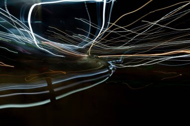 Siyah zemin üzerinde geometrik elementler ve renkli çizgiler olan soyut bir arkaplan. Copyspace konsepti. Fotoğraf efekti.