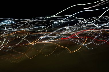 Siyah zemin üzerinde geometrik elementler ve renkli çizgiler olan soyut bir arkaplan. Copyspace konsepti. Fotoğraf efekti.