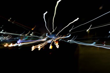 Siyah zemin üzerinde geometrik elementler ve renkli çizgiler olan soyut bir arkaplan. Copyspace konsepti. Fotoğraf efekti.