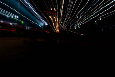 Siyah zemin üzerinde geometrik elementler ve renkli çizgiler olan soyut bir arkaplan. Copyspace konsepti. Fotoğraf efekti.