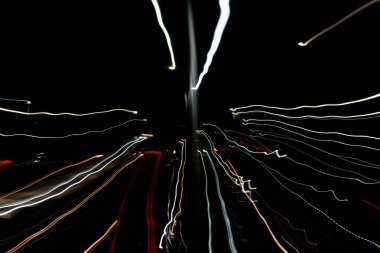 Siyah zemin üzerinde geometrik elementler ve renkli çizgiler olan soyut bir arkaplan. Copyspace konsepti. Fotoğraf efekti.