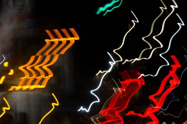 Parlak, çok renkli ışık ışınları hareket halinde olan soyut bir arka plan. Copyspace konsepti. Fotoğraf efekti. Doku