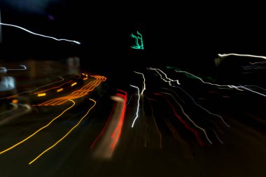 Parlak, çok renkli ışık ışınları hareket halinde olan soyut bir arka plan. Copyspace konsepti. Fotoğraf efekti. Doku