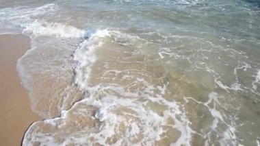 Okyanus dalgaları sahilin kayalarına çarpıyor. Yaşayan doğa. Brezilya 'da kış. Çevre.