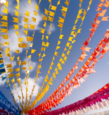 Plastik dekoratif nesneler. Sokaktaki evlerden sarkan renkli dekoratif bayraklar. Süsler.