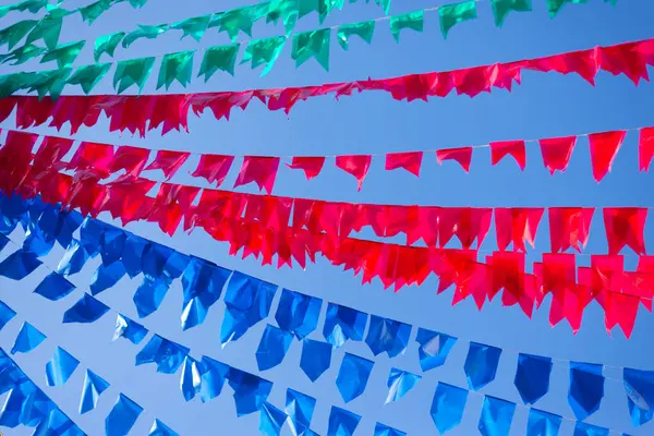 Plastik dekoratif nesneler. Sokaktaki evlerden sarkan renkli dekoratif bayraklar. Süsler.