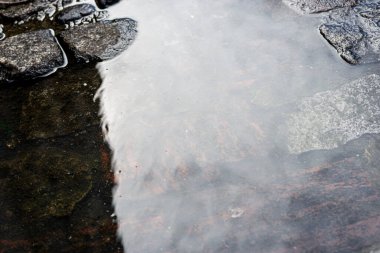 Taş zemin, yağmurdan ıslanmış bir caddenin kaldırımı. Sulu doku. Projeler için arka plan. Soyut