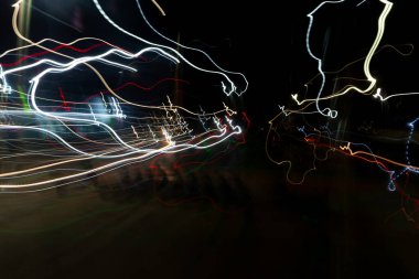 Siyah zemin üzerinde geometrik elementler ve renkli çizgiler olan soyut bir arkaplan. Copyspace konsepti. Fotoğraf efekti.