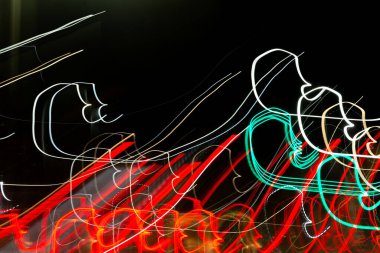 Parlak, çok renkli ışık ışınları hareket halinde olan soyut bir arka plan. Copyspace konsepti. Fotoğraf efekti. Doku