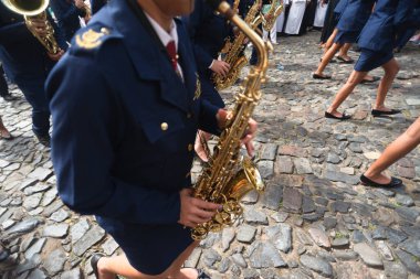 Salvador, Bahia, Brezilya - 2 Temmuz 2025: Bahia 'nın bağımsızlığını onurlandıran bir kutlama sırasında müzik enstrümanları çalan bir öğrenci grubu görülüyor. Salvador, Brezilya.