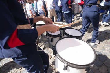 Salvador, Bahia, Brezilya - 2 Temmuz 2025: Bahia 'nın bağımsızlığını onurlandıran bir kutlama sırasında müzik enstrümanları çalan bir öğrenci grubu görülüyor. Salvador, Brezilya.