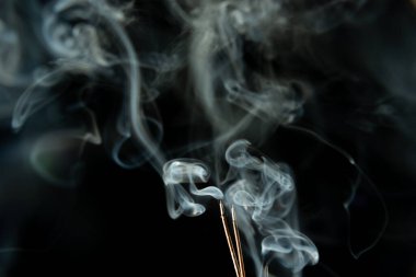 Beyaz duman dalgaları, siyah arka planda izole edilmiş tütsü dumanı. Stüdyo çekimi.