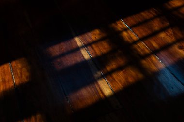 Eski bir evin içindeki ahşap zeminde bir pencerenin gölgesi. Doku. Geometrik. Şekiller, çizgiler, arkaplan.