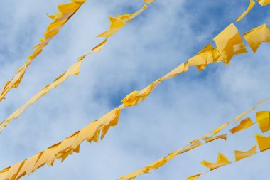 Bulutlu bir gökyüzüne karşı süsleme için mavi flamalar. Plastik parti eşyaları. Brezilya