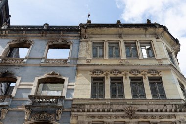 Salvador, Bahia, Brezilya - 13 Ağustos 2025: Yangından sonra yıkılmış bir binanın dış görünüşü. Brezilya, Salvador 'un ticaret bölgesi.