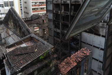 Salvador, Bahia, Brezilya - 13 Ağustos 2025: Yangından sonra yıkıma hazır harabe bir binanın yukarıdan görüntüsü. Salvador, Brezilya.