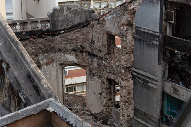 Salvador, Bahia, Brezilya - 13 Ağustos 2025: Yangından sonra yıkıma hazır harabe bir binanın yukarıdan görüntüsü. Salvador, Brezilya.