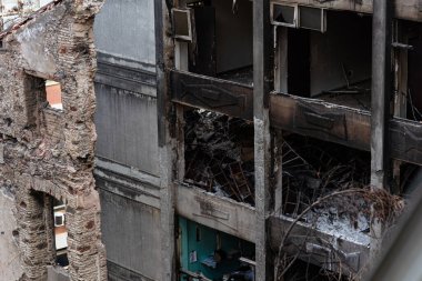 Salvador, Bahia, Brezilya - 13 Ağustos 2025: Salvador, Bahia kentinin ticari bölgesinde çıkan yangından sonra yıkılmış bir binanın görüntüsü.