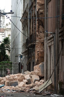 Salvador, Bahia, Brezilya - 13 Ağustos 2025: Salvador, Bahia kentinin ticari bölgesinde çıkan yangından sonra yıkılmış bir binanın görüntüsü.